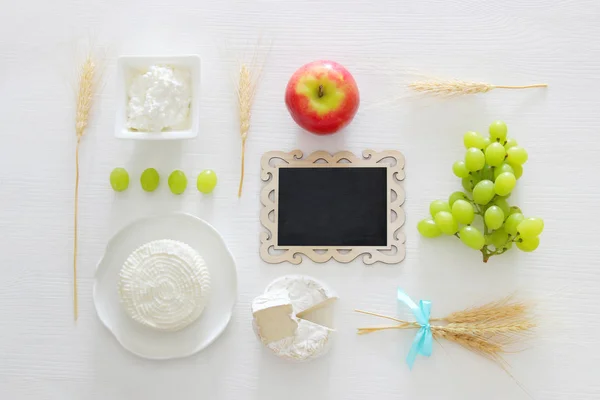 Milchprodukte und Früchte. Symbole des jüdischen Feiertags - shavuot — Stockfoto