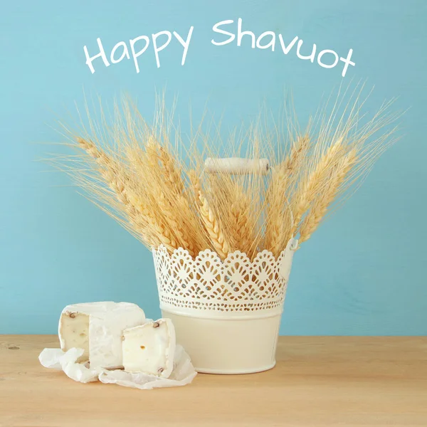 乳製品のイメージ。ユダヤ人の休日 - シャブオットのシンボル — ストック写真