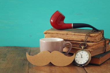 Vintage babasının aksesuarları ile kahve fincan. Babalar günü co