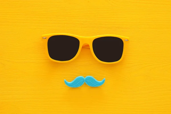 Conceito de dia do pai. Óculos de sol amarelo Hipster e bigode engraçado — Fotografia de Stock