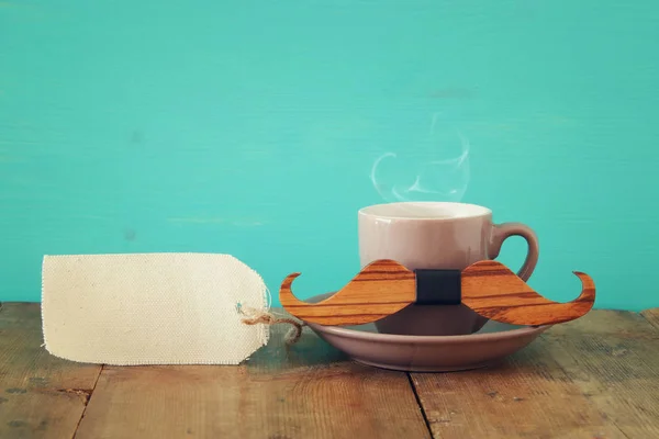 Kopp kaffe på träbord. Fars dag-konceptet — Stockfoto
