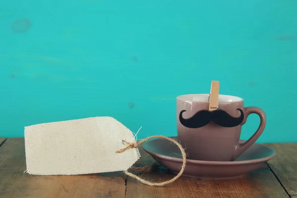 Una taza de café con bigote. Concepto del día del padre — Foto de Stock