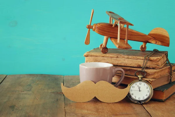 Taza de café con accesorios de padre vintage. Día del Padre co — Foto de Stock