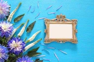 Bahar güzel mavi ve beyaz çiçekler ve boş Victoria fotoğraf çerçevesi