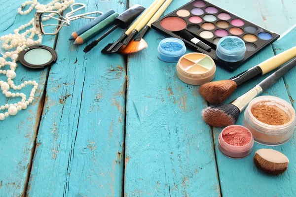 Maquiagem cosméticos beleza ferramentas e escovas no fundo de madeira — Fotografia de Stock