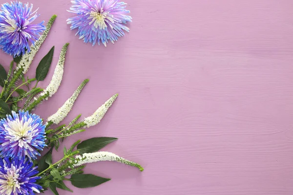 Vue de dessus de la belle disposition des fleurs bleues et blanches — Photo