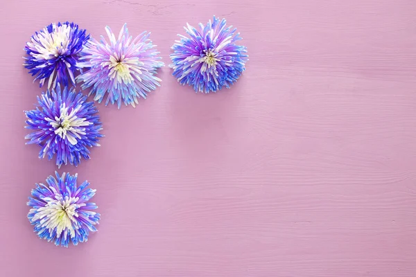 Vue de dessus de la belle disposition des fleurs sur fond en bois. Espace de copie — Photo