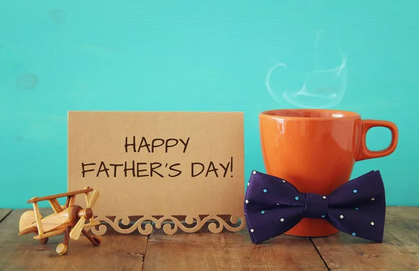 蝶ネクタイとコーヒーのカップ。父の日の概念 — ストック写真