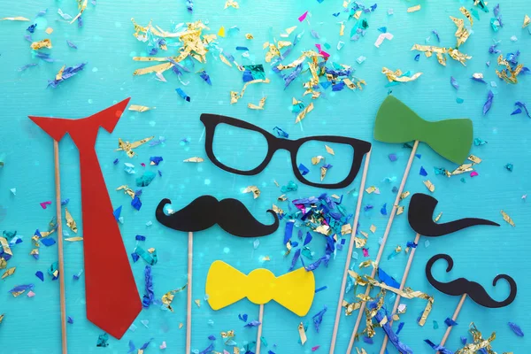 Barbe drôle, lunettes, moustache, cravate et arc. Concept de fête des pères — Photo