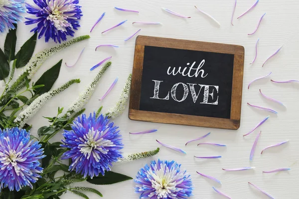 Bovenaanzicht van mooie bloemen regeling op houten achtergrond — Stockfoto