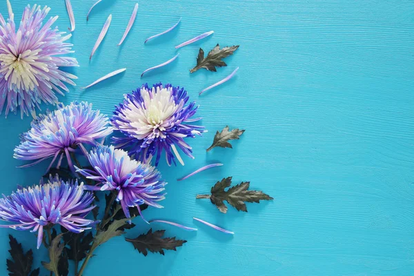 Vue du dessus de la belle disposition des fleurs sur fond en bois — Photo