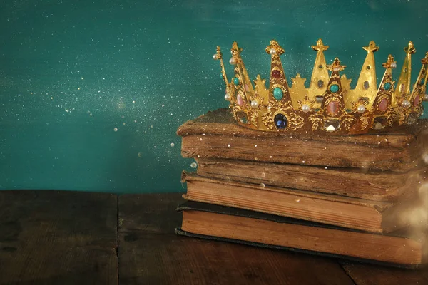 女王/王后国王老书上的皇冠。老式过滤。幻想中世纪时期 — 图库照片