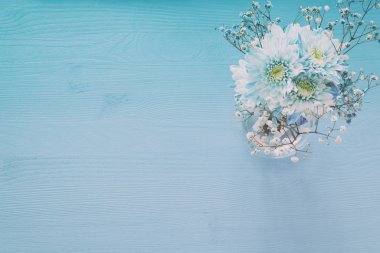 ahşap arka plan üzerinde hassas mavi çiçek aranjman. Kopya alanı