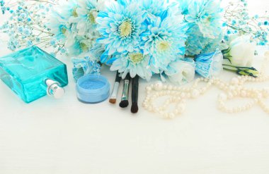 inci kolye, taze parfüm ve makyaj yanında güzel ve narin mavi Çiçek Aranjman