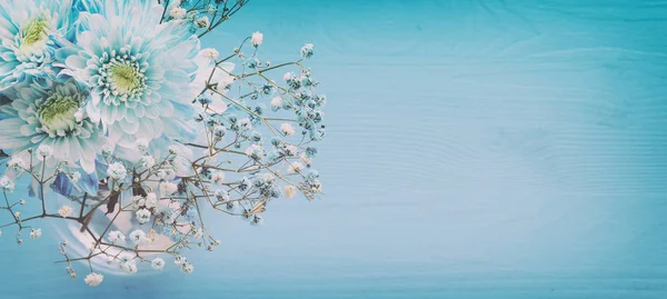 De regeling van de delicate blauwe bloemen op houten achtergrond. Kopiëren van ruimte — Stockfoto