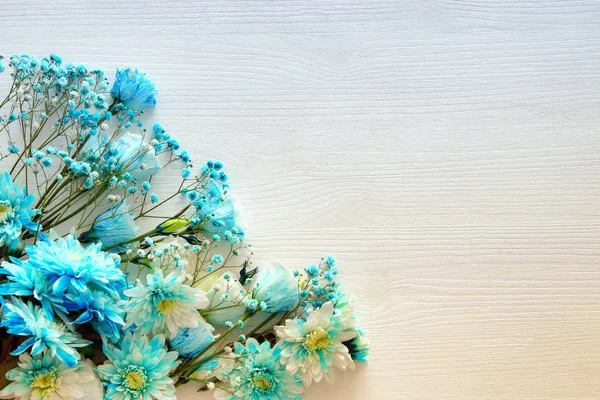 Bella e delicata disposizione di fiori blu su sfondo bianco in legno — Foto Stock