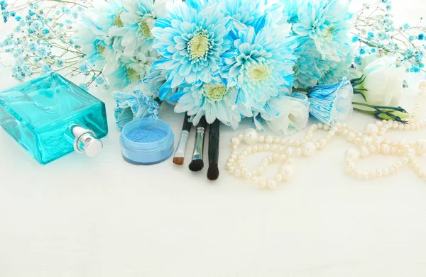 Krásné a jemné modré květy uspořádání vedle perly náhrdelník, svěží parfémy a make-up — Stock fotografie