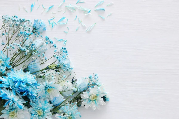 Arranjo de flores azuis bonitas e delicadas no fundo de madeira branco — Fotografia de Stock