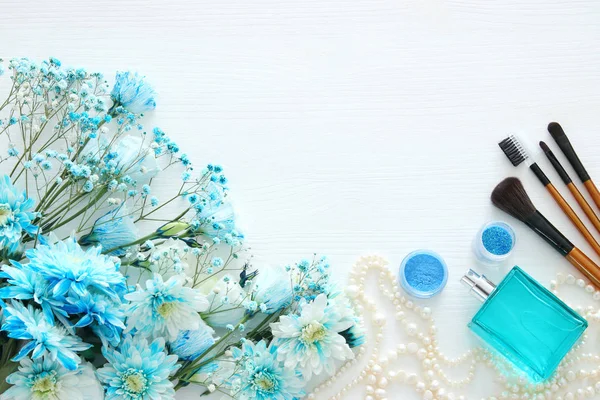 Inci kolye, taze parfüm ve makyaj yanında güzel ve narin mavi Çiçek Aranjman — Stok fotoğraf