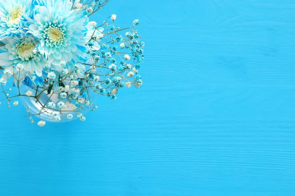Arranjo delicado flores azuis no fundo de madeira. Espaço de cópia — Fotografia de Stock