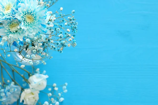 De regeling van de delicate blauwe bloemen op houten achtergrond. Kopiëren van ruimte — Stockfoto