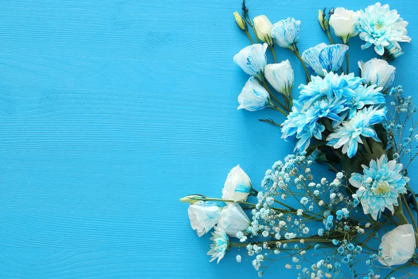 De regeling van de delicate blauwe bloemen op houten achtergrond. Kopiëren van ruimte — Stockfoto