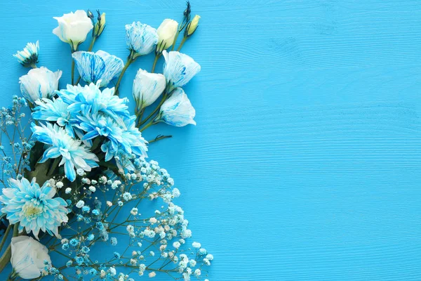 De regeling van de delicate blauwe bloemen op houten achtergrond. Kopiëren van ruimte — Stockfoto