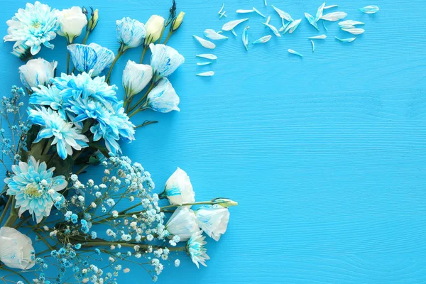 Arrangement délicat fleurs bleues sur fond en bois. Espace de copie — Photo