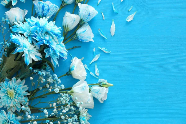 De regeling van de delicate blauwe bloemen op houten achtergrond. Kopiëren van ruimte — Stockfoto