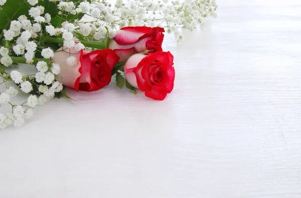 Draufsicht auf schöne und zarte Rosen auf Holzgrund Stockbild