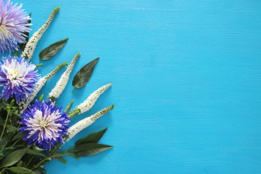 Güzel mavi ve beyaz çiçekler düzenlemenin Üstten Görünüm