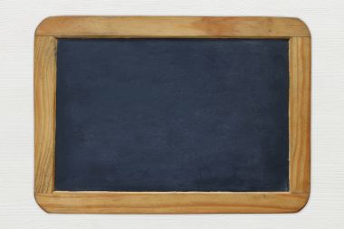 Boş vintage yazı tahtası Beyaz ahşap zemin üzerinde