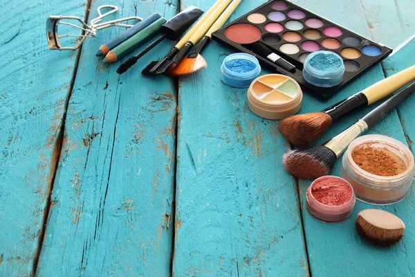 Make-up cosmetica beauty tools en borstels op houten achtergrond — Stockfoto