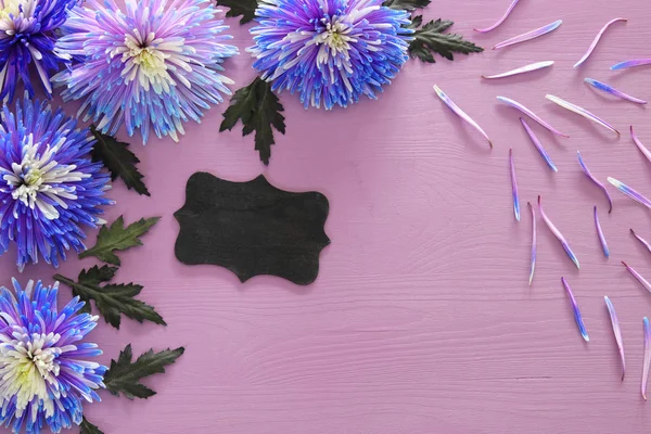 Сині квіти розташування і дошка на дерев'яному фоні — стокове фото