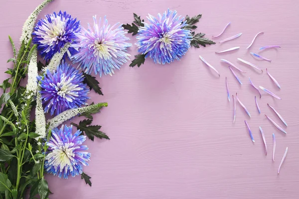 Magnifique arrangement de fleurs bleues et blanches — Photo