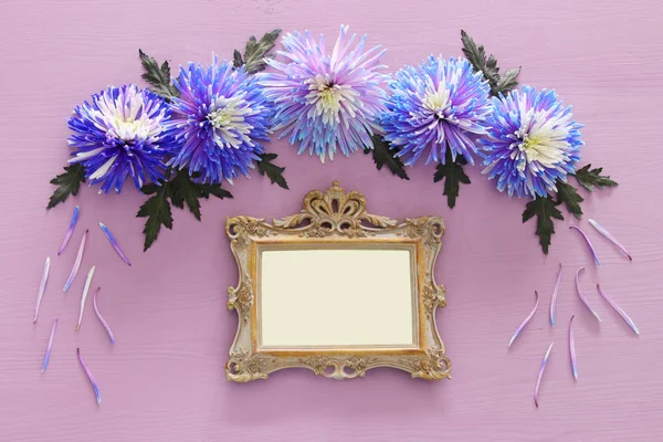 Printemps belles fleurs bleues et cadre photo victorienne vierge — Photo