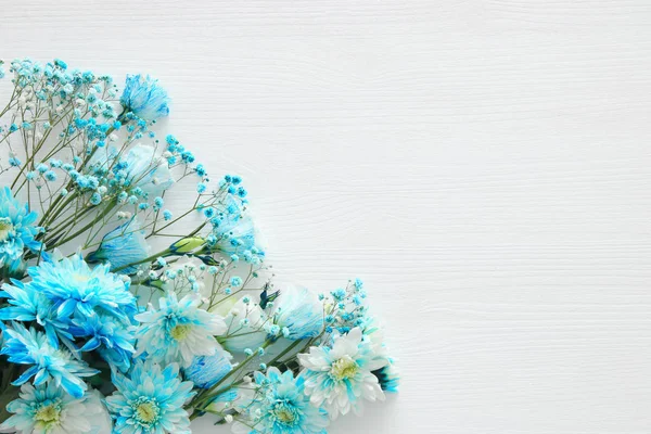 Arranjo de flores azuis bonitas e delicadas no fundo de madeira branco — Fotografia de Stock