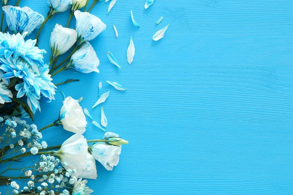 Ahşap arka plan üzerinde hassas mavi çiçek aranjman. Kopya alanı — Stok fotoğraf