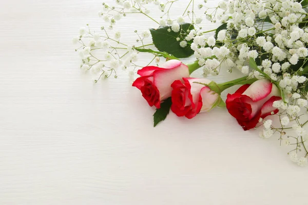 Вид зверху на красиві і ніжні троянди на дерев'яному фоні — стокове фото