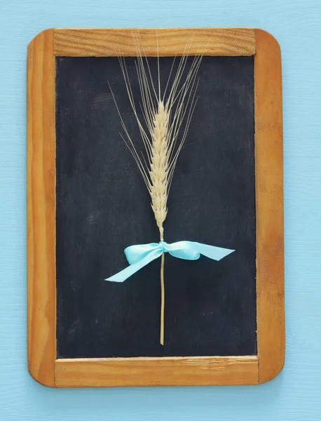 Buğday samanı ve vintage görünümü ana sayfa yazı tahtası ahşap masa üzerinde — Stok fotoğraf
