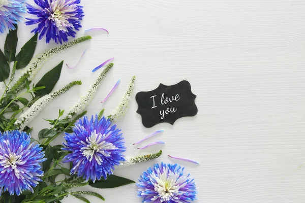 Układ kwiaty niebieski i biały i tablica — Zdjęcie stockowe