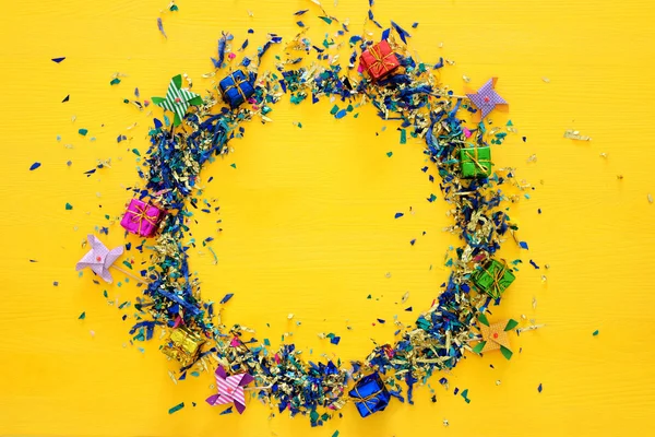 Partij gele achtergrond met kleurrijke confetti — Stockfoto