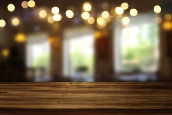 Mesa de madeira na frente de abstrato desfocado restaurante luzes — Fotografia de Stock