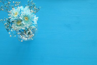 ahşap arka plan üzerinde hassas mavi çiçek aranjman. Kopya alanı