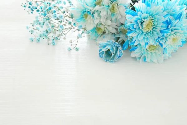 Blick von oben auf schöne und zarte blaue Blumenarrangements — Stockfoto