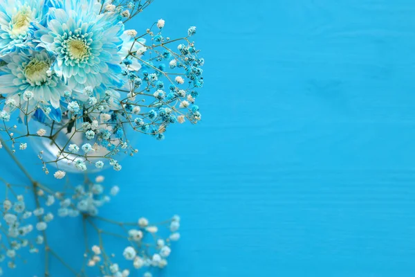 Ніжні сині квіти розташування на дерев'яному фоні. Копіювати простір — стокове фото