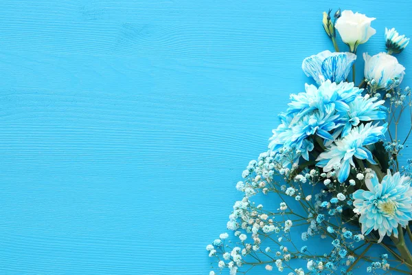 Ahşap arka plan üzerinde hassas mavi çiçek aranjman. Kopya alanı — Stok fotoğraf