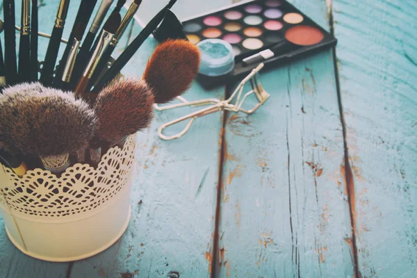 Make-up Kosmetik Beauty-Tools und Pinsel auf Holzgrund — Stockfoto