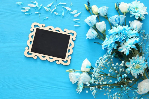 Красива сині квіти аранжування і дошка — стокове фото