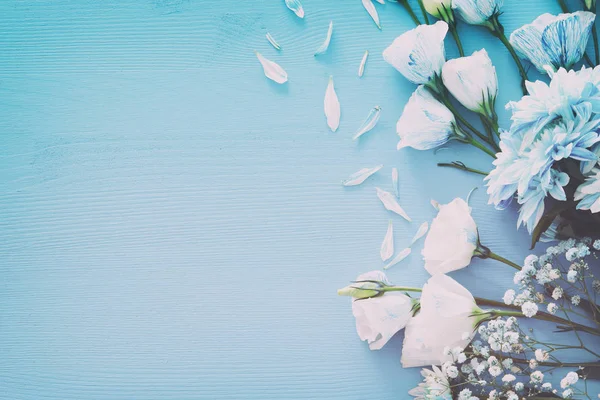 De regeling van de delicate blauwe bloemen op houten achtergrond. Kopiëren van ruimte — Stockfoto